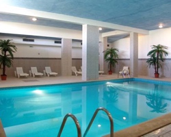 Apartamentos con piscina privada cubierta y piscina al aire libre en Cerro Mar Atlantico & Cerro Mar Garden.