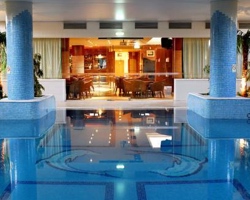 Hotel con piscina al aire libre y piscina interior privada en Oceanus Aparthotel de Albufeira